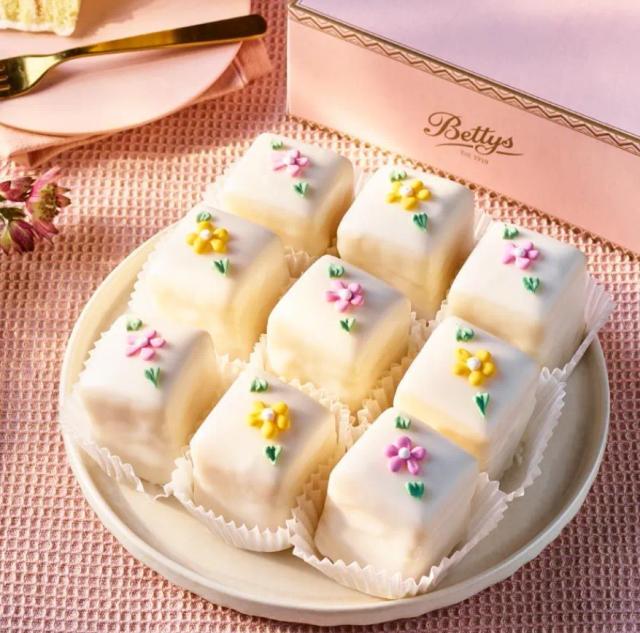 Spring Flower Fondant Fancies (Box of 9)