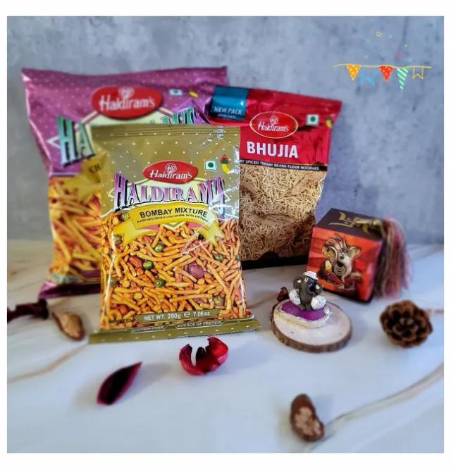 Haldiram Tasty Hamper With Ganesh Idol