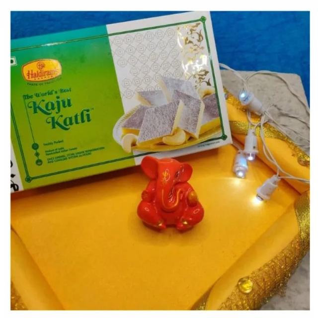 Cute Ganesha Idol & Kaju Katli In Combo