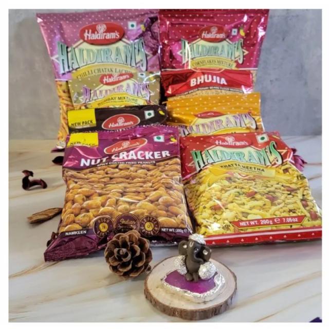 Haldiran Namkeen Combo With Ganesha Idol